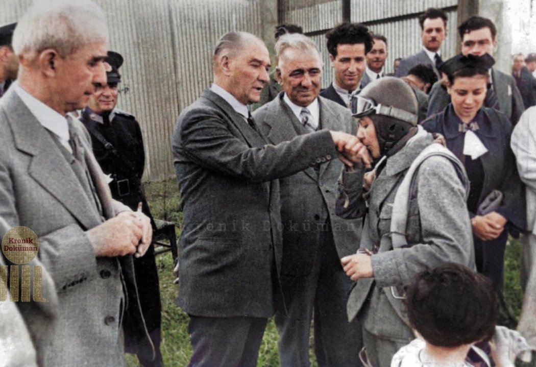 Tüm Takipçilerimize sağlıklı, mutlu ve huzurlu bir Bayram diliyorum. 🇹🇷

Sabiha Gökçen, Yeşilköy Havalimanı'nda Atatürk'ün elini öperken. (15 Haziran 1937)