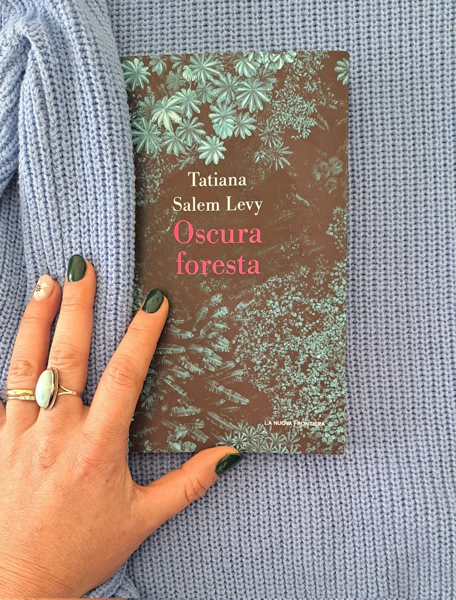 Giada21772489's tweet photo. "Oscura foresta" è un grido, nel quale la scrittura diventa uno strumento potente per metabolizzare un trauma.
Le mie considerazioni  su @CLetteraria : 

https://t.co/pNGAlavoMX

@nuovafrontiera https://t.co/9tnh3I2b6z