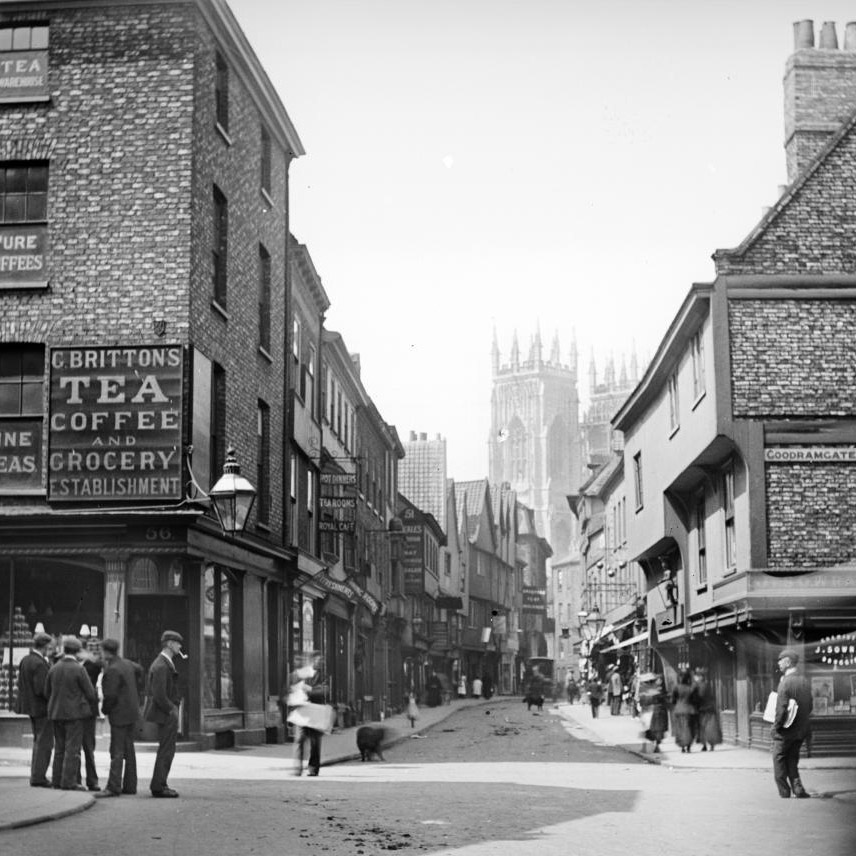 Low Petergate Street provides one of the most iconic views in York. The street's name was first recorded in 1190 and is named after its close proximity to York Minster, which is dedicated to Saint Peter. This photograph was captured in the late 19th or early 20th century. 📸