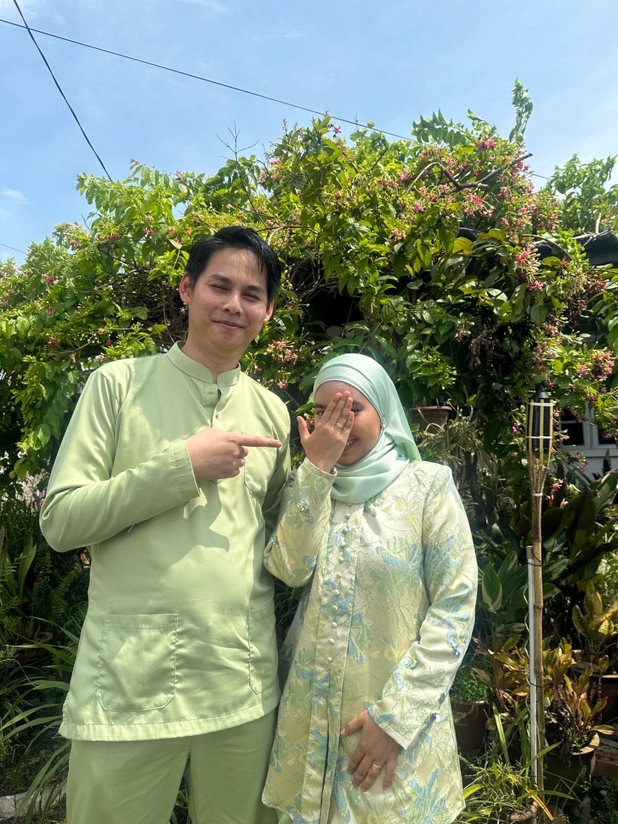 pakeri_'s tweet photo. Tahun lepas raya sebagai tunang. Tahun ni raya sebagai suami isteri 🥰🥰🥰 https://t.co/uYogkhCIWL