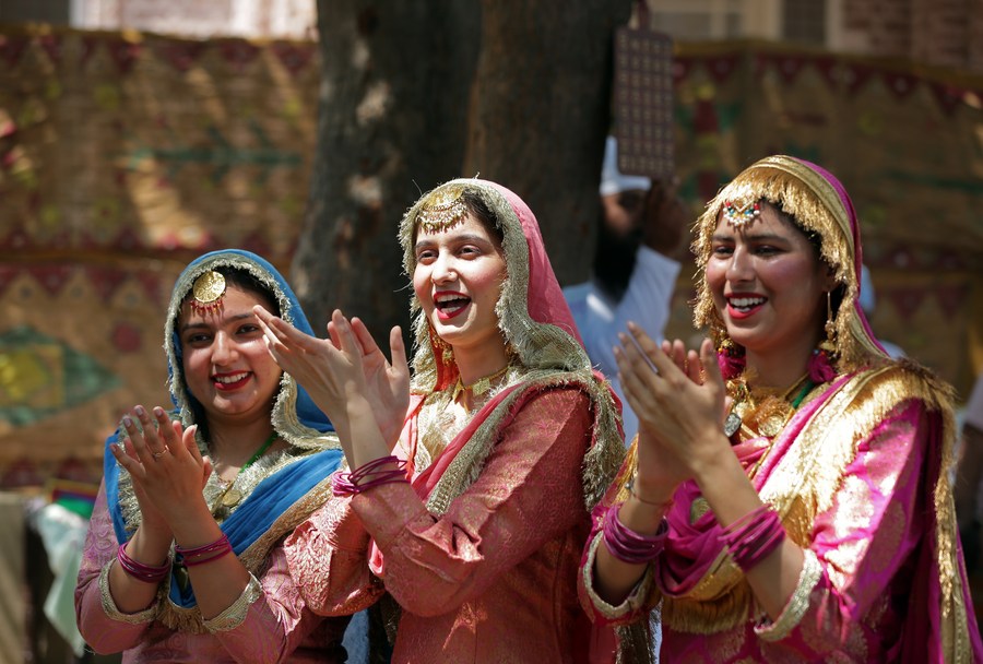 A ir is full of festive cheer as people mark Baisakhi festival, a spring harvest celebration, in Amritsar district of India's northern Punjab state. Click our #AsiaAlbum to see more -xhtxs.cn/Svc