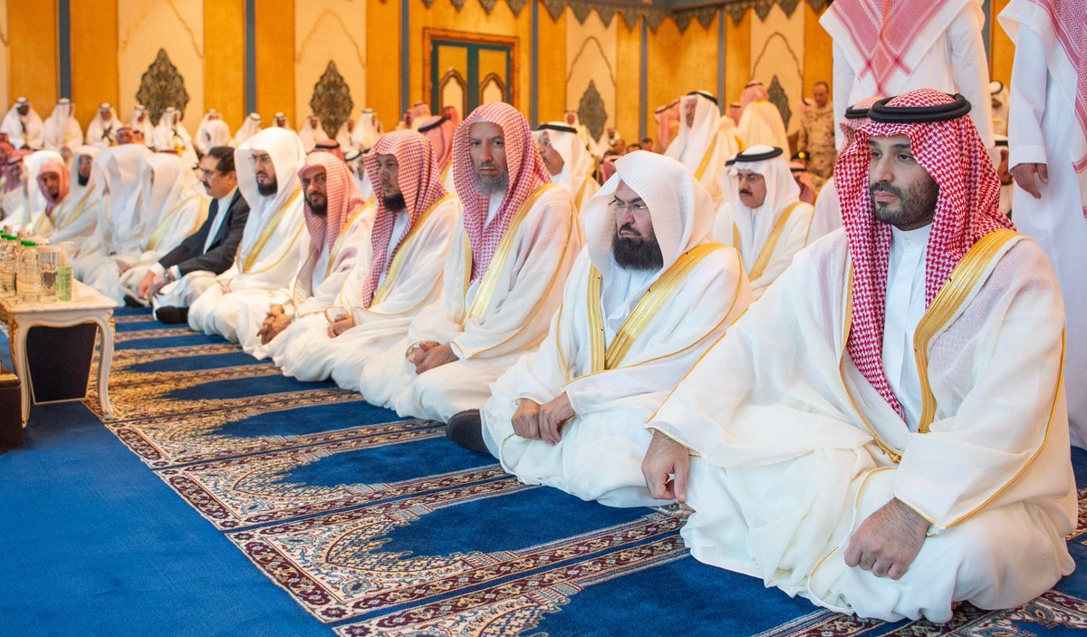 HaramainInfo's tweet photo. The Crown Prince alongside Imaams of Masjid Al Haram &amp; Other Senior Ministers performing Eid Prayers at the Palace https://t.co/OBfzOU67cf