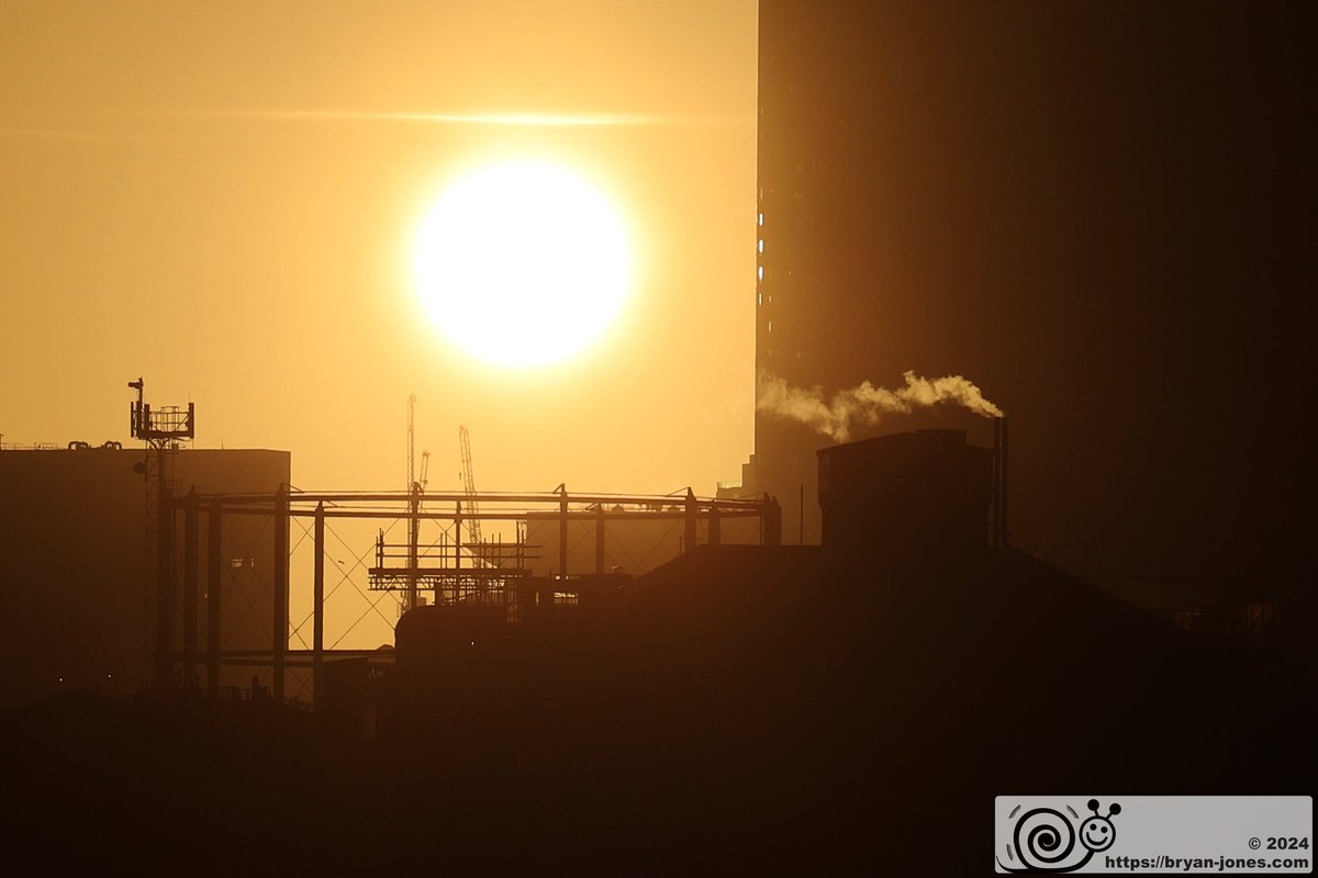 Sun rising to the left of Canary Wharf, seen from Bermondsey. 10-Apr-2024, IMG_8803. #sunrise #london #canarywharf #docklands #bermondsey