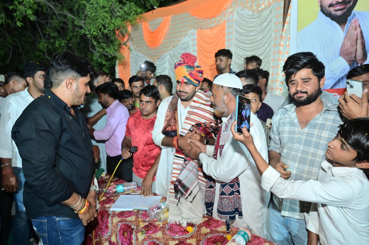 RavindraBhati__'s tweet photo. इस शानदार स्वागत हेतु हृदय की अनंत गहराइयों से कोटि कोटि आभार #भलीसर 
#जन_आशीर्वाद_यात्रा https://t.co/YFhyeV1k0S