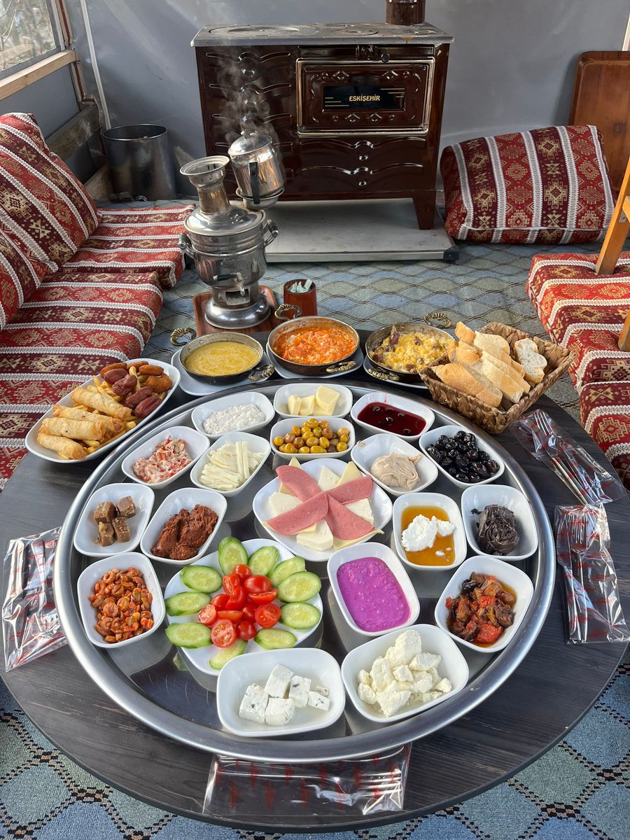 ESENBAHCE1's tweet photo. Serpme Kahvaltı zamanı Esenbahçe’de lezzet ve rengarenk bahçe manzarası sizleri bekliyor.. #serpmekahvaltı #semaverdeçay #esenbahçeetmangal #habipler https://t.co/gg5b9fvNs1