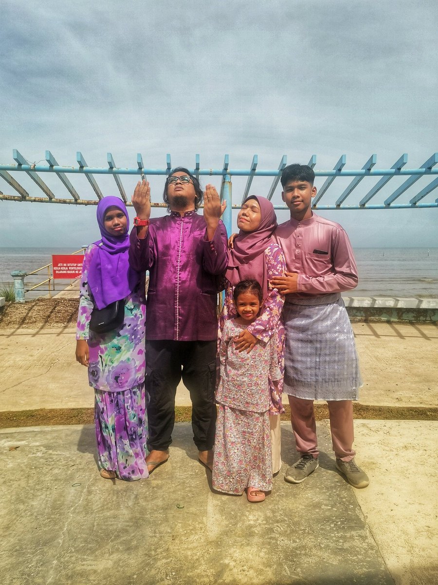 shamhardy's tweet photo. Selamat Hari Raya Aidilfitri, maaf zahir, online, batin dan multiverse, dari Sham Hardy sekeluarga #SHRAMZB https://t.co/WNOqGNoxJQ