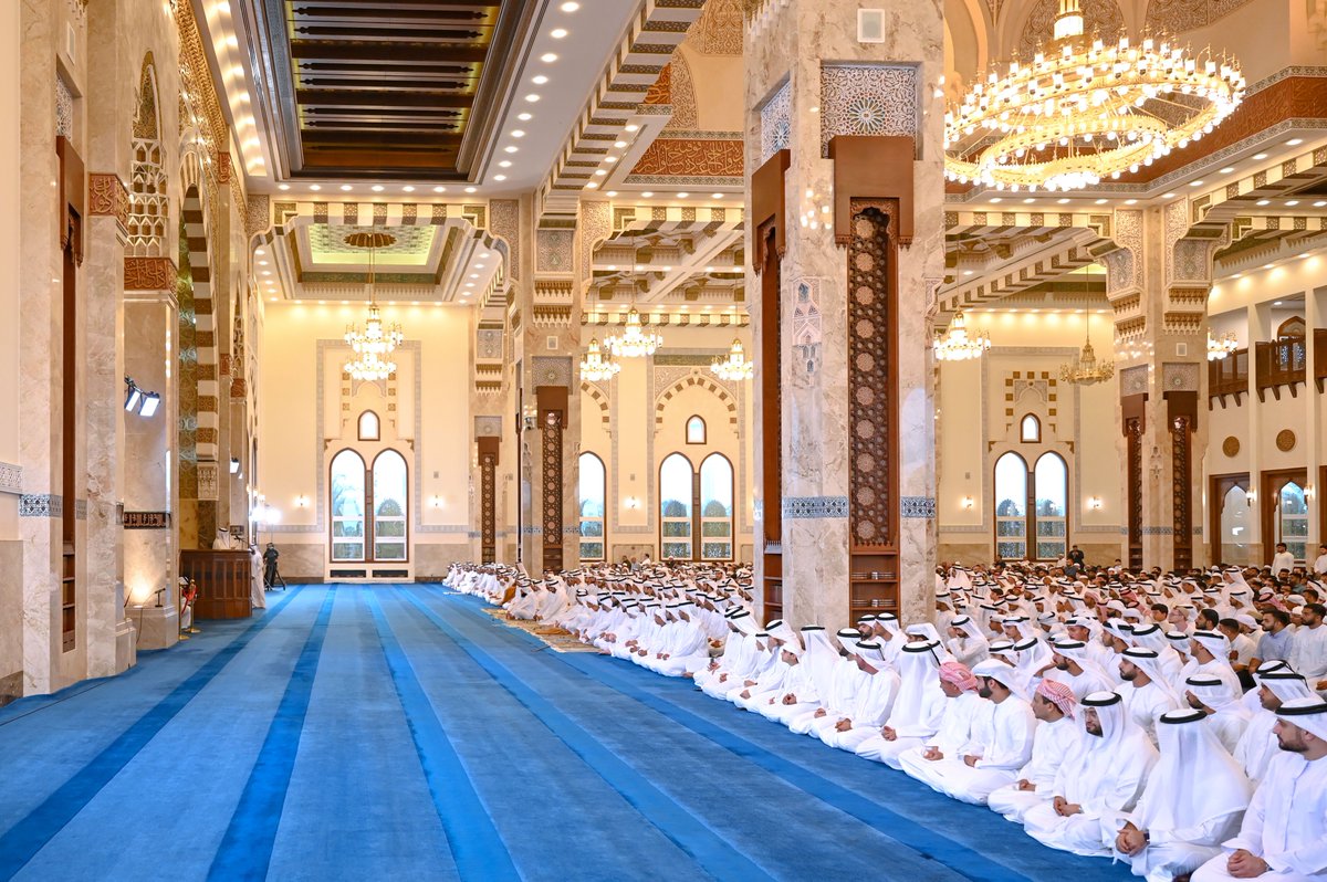 حمدان بن محمد، يرافقه مكتوم وأحمد بن محمد، يؤدي صلاة عيد الفطر المبارك في مسجد زعبيل الكبير في #دبي.