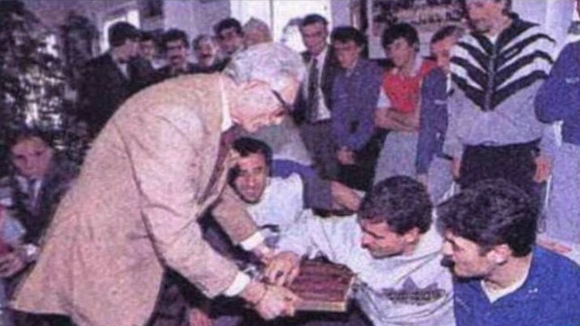 Beşiktaş Başkanı Süleyman Seba, Fulya Tesisleri’nda bir araya geldiği futbolculara bayram çikolatası ikram ederken / 1990’lar
