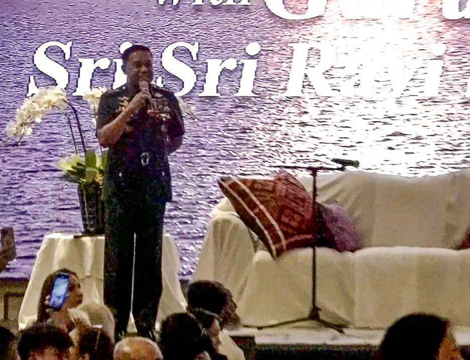 Gurudev's tweet photo. At a public event, General Brawner, Chief of @TeamAFP and his colleagues shared how they have benefited from the @ArtofLiving and @IAHVOfficial programs, recommending them to all. They praised the initiatives in prisons, with militants, and their efforts in de-radicalization. https://t.co/WdlU5S1wKW