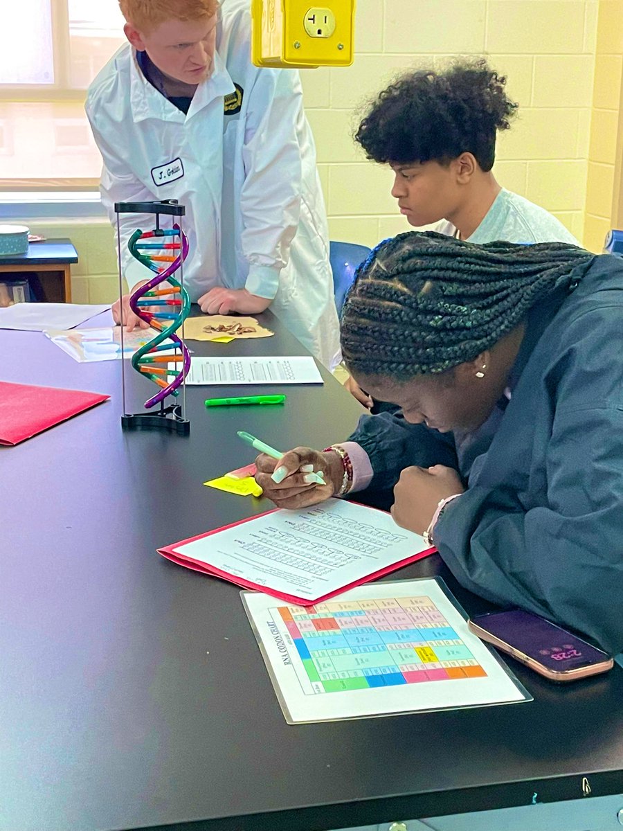 VHS_CESS's tweet photo. #DCLS day 🥼 at Varina High for #CESS
🧫 Students are learning about DNA sequencing as it relates to pathogen testing 🧬
#CentralDogma
Division of Consolidated Lab Services, Thank you for your partnership and your vital role in Health and Human Services! https://t.co/om5Af78wyY