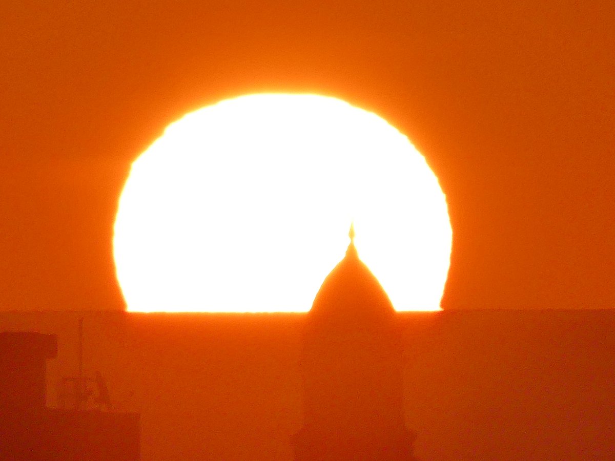 xusvalencia's tweet photo. Buenos días Ω 🌅 #mediterráneo
El regalo de hoy 🧡 #amanecer
Efecto óptico #SolOmega
Por encima de la cúpula del Monasterio de San Miguel de los Reyes
Siempre bonita 😍 #Valencia
#cielosESA @apuntoratge #10Abril https://t.co/OOoX2GoJE7