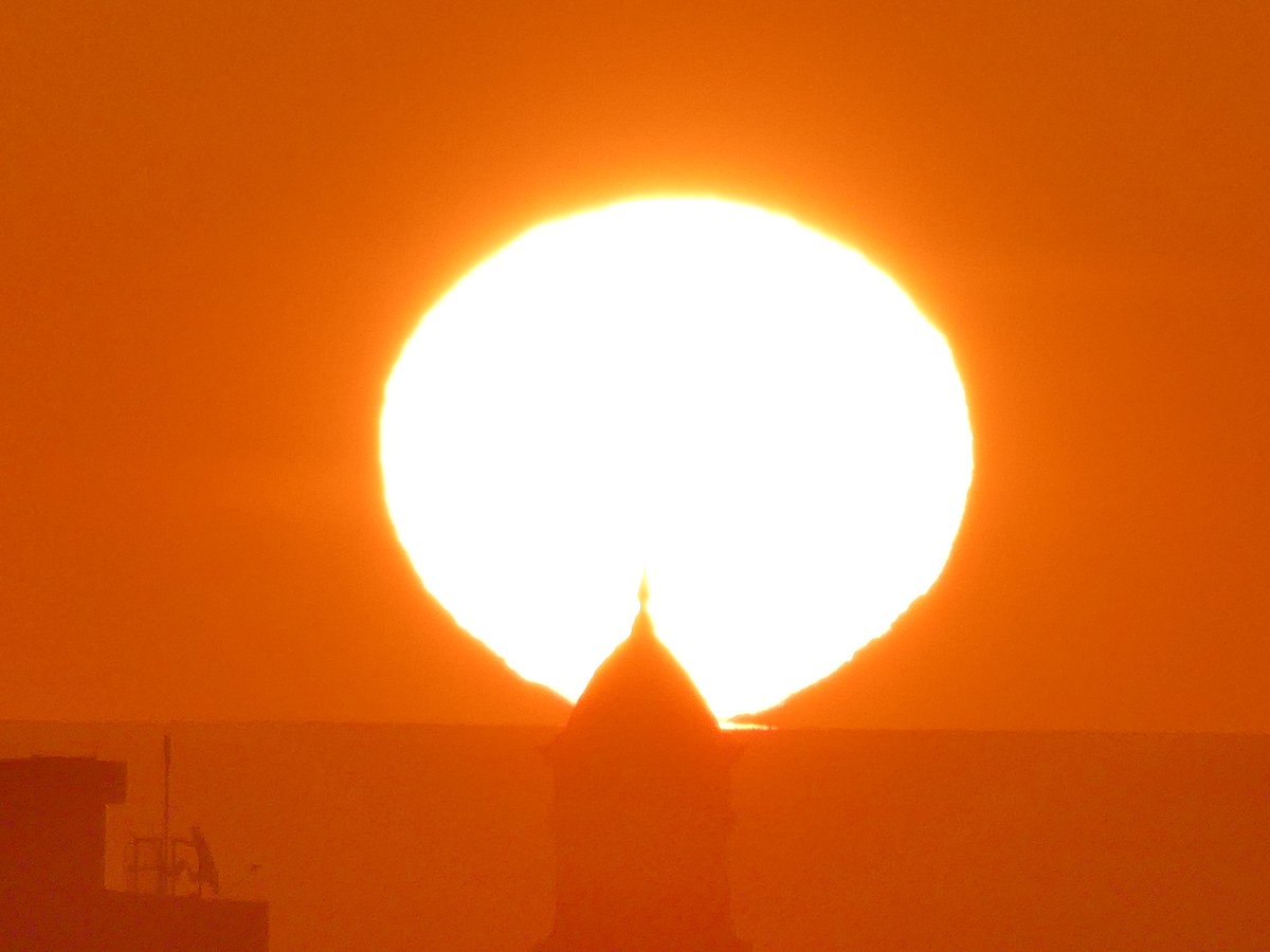xusvalencia's tweet photo. Buenos días Ω 🌅 #mediterráneo
El regalo de hoy 🧡 #amanecer
Efecto óptico #SolOmega
Por encima de la cúpula del Monasterio de San Miguel de los Reyes
Siempre bonita 😍 #Valencia
#cielosESA @apuntoratge #10Abril https://t.co/OOoX2GoJE7