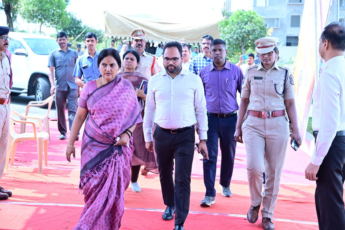 thedhasha's tweet photo. IPS officer Rajiv Ratan,  Director General Vigilance &amp; Enforcement, Telangana, passed away due to heart attack.

రాజీవ్ రతన్ పార్దీవ దేహానికి నివాళులు అర్పించిన రాష్ట్ర ప్రభుత్వ ప్రధాన కార్యదర్శి సీఎస్ శ్రీమతి శాంతి కుమారి , అధికారులు, ప్రజాప్రతినిధులు @TelanganaCS https://t.co/wiBLMeQ89Q