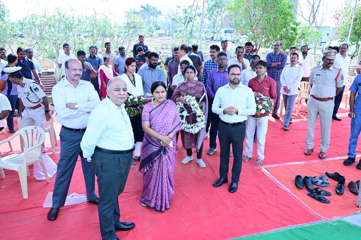 thedhasha's tweet photo. IPS officer Rajiv Ratan,  Director General Vigilance &amp; Enforcement, Telangana, passed away due to heart attack.

రాజీవ్ రతన్ పార్దీవ దేహానికి నివాళులు అర్పించిన రాష్ట్ర ప్రభుత్వ ప్రధాన కార్యదర్శి సీఎస్ శ్రీమతి శాంతి కుమారి , అధికారులు, ప్రజాప్రతినిధులు @TelanganaCS https://t.co/wiBLMeQ89Q