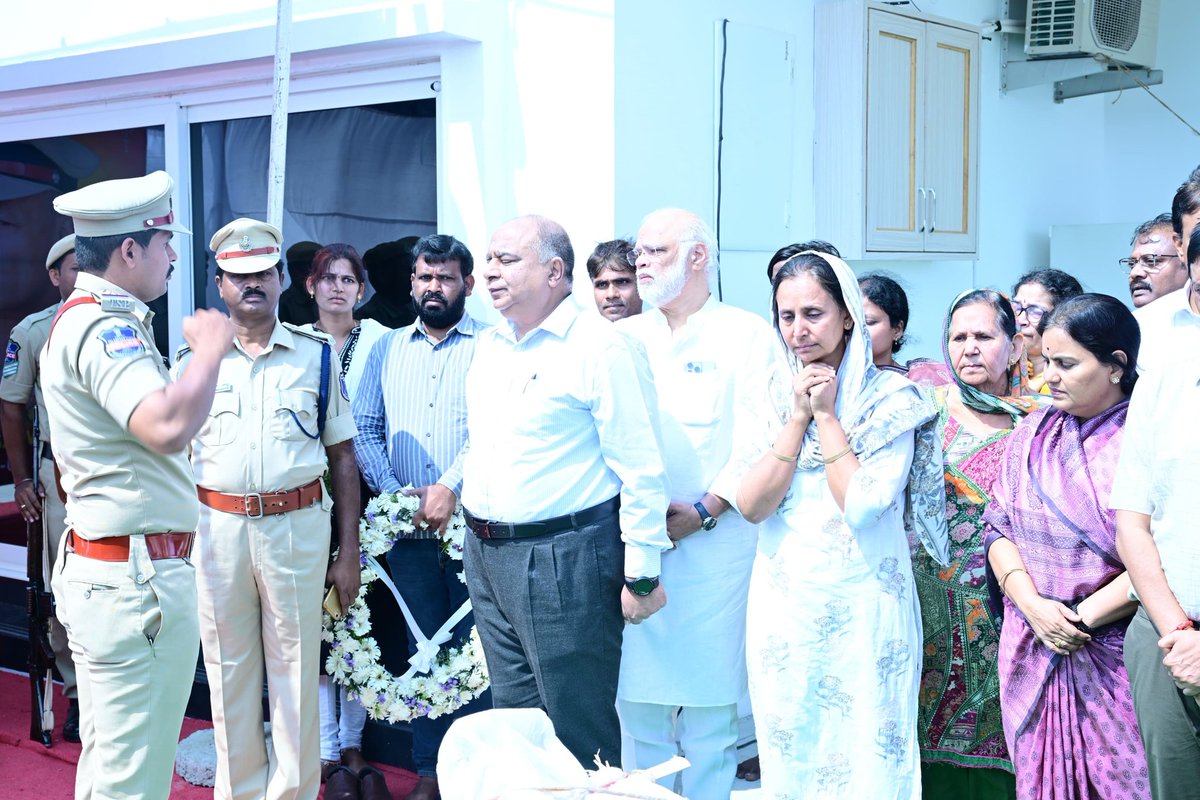 thedhasha's tweet photo. IPS officer Rajiv Ratan,  Director General Vigilance &amp; Enforcement, Telangana, passed away due to heart attack.

రాజీవ్ రతన్ పార్దీవ దేహానికి నివాళులు అర్పించిన రాష్ట్ర ప్రభుత్వ ప్రధాన కార్యదర్శి సీఎస్ శ్రీమతి శాంతి కుమారి , అధికారులు, ప్రజాప్రతినిధులు @TelanganaCS https://t.co/wiBLMeQ89Q