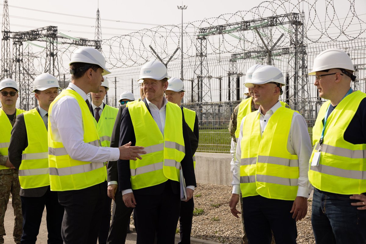 During his visit to 🇱🇹, David van Weel, #NATO Assistant Secretary General for Innovation, Hybrid, and Cyber, had the opportunity to see the country's strategic energy facilities up close. Discussions focused on energy #independence and the #security of the energy system.