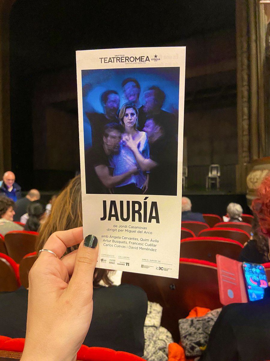 #Jauría , de @Jordi_Casanovas en el @Teatre_Romea Una obra que te sumerge desde el primer minuto en el drama de la víctima y en el rechazo (más si cabe) a los agresores. Todos deberían verla y reflexionar, porque nosotras ya lo hacemos desde hace tiempo. Impresionante.