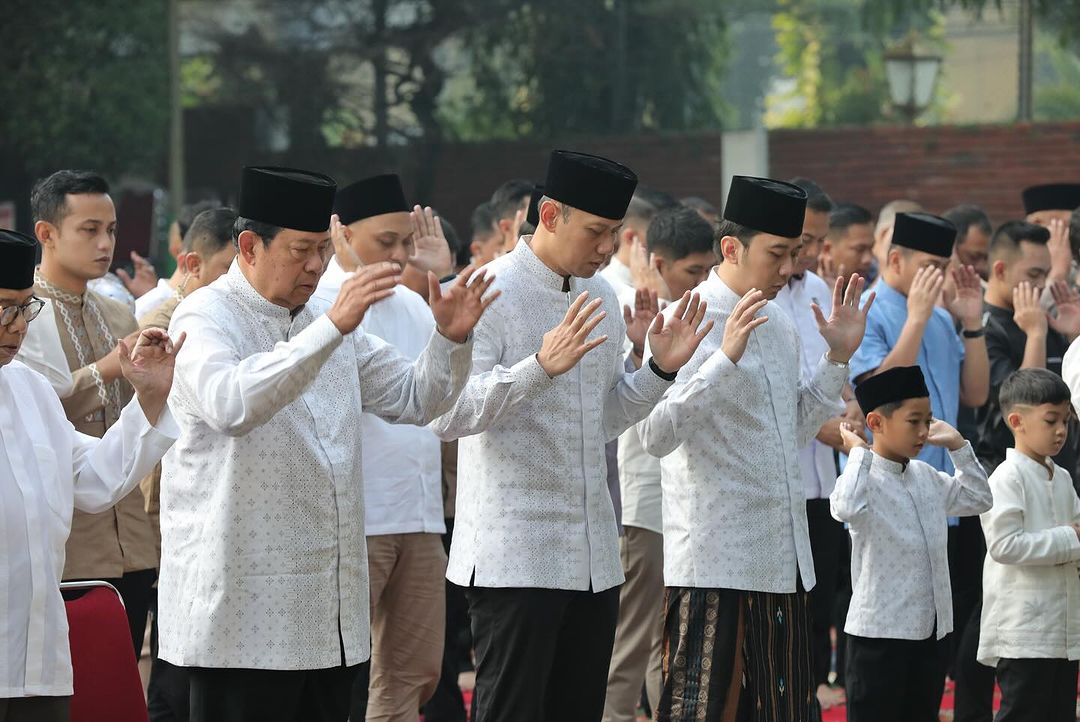 Alhamdulillah, hari raya Idul Fitri tahun ini bisa melaksanakan shalat ied bersama keluarga besar di Cikeas, Bogor. Selamat berkumpul bersama keluarga tercinta teman-teman. Tak lupa mari kita kirimkan do’a untuk orang tua, keluarga, dan sahabat yang telah mendahui kita.…