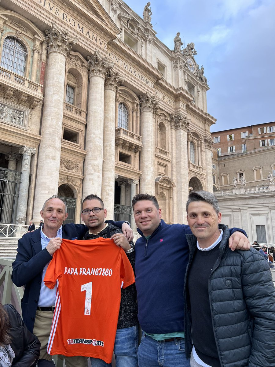 El FPA en la Audiencia Papal en La Plaza San Pedro del Vaticano, haremos entrega a su Santidad de la camiseta de nuestro club.