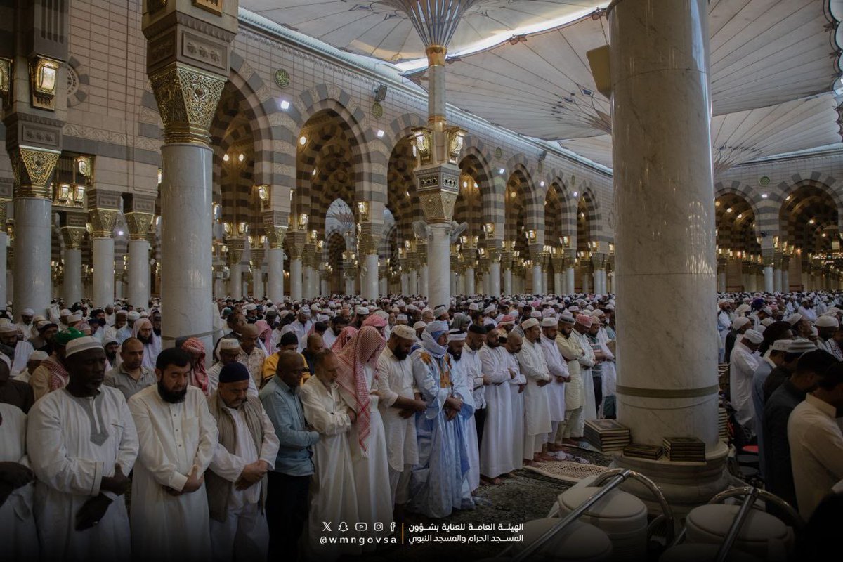 جموع المصلين يؤدون صلاة عيد الفطر المبارك في المسجد النبوي الشريف. #المسجد_النبوي #عيد_الفطر_المبارك للتفاصيل : wmn.gov.sa/public/?module…