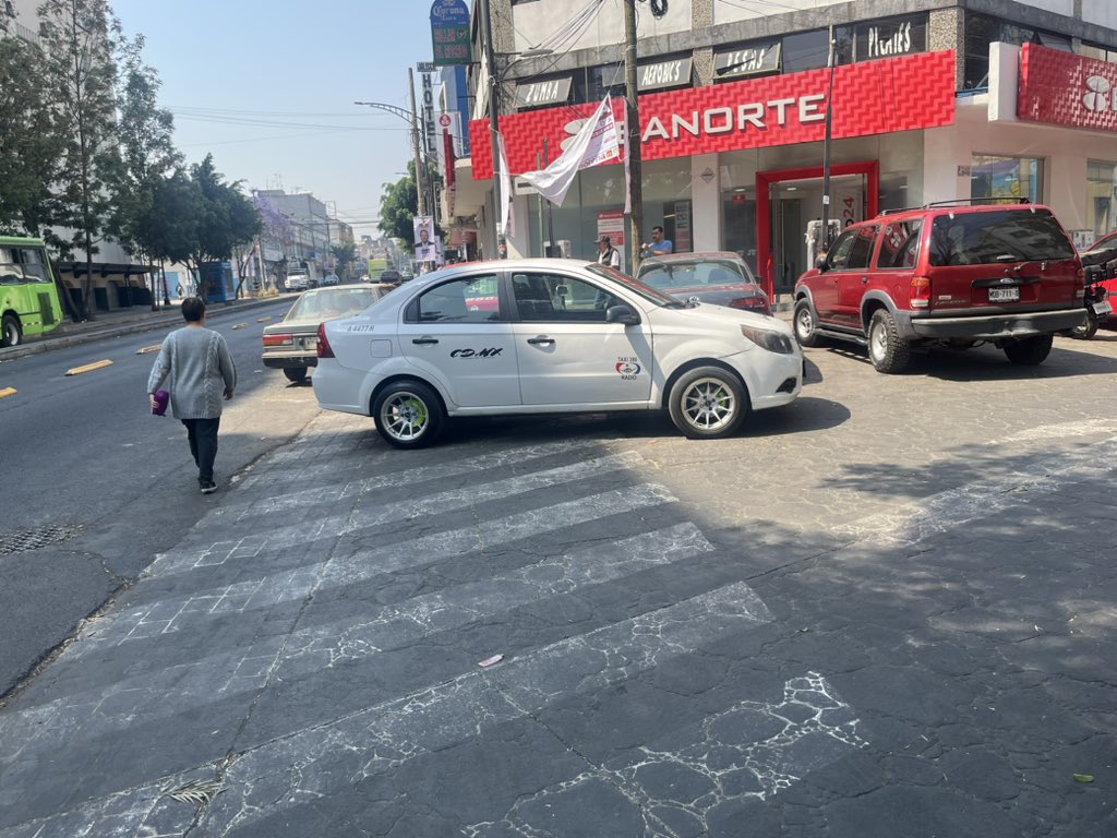 JorgeAnta3's tweet photo. Siempre es lo mismo
Vieyra esquina av. jalisco
San miguel chapultepec
Siempre autos obstrullendo paso peatonal
Nadi les dice nada
Y el cuida coches promueve este abuso
@UCS_GCDMX  @SSC_CDMX  @MHcesac  @SM_Chapultepec  @MHSeguridadCiu https://t.co/5iY39u80ox