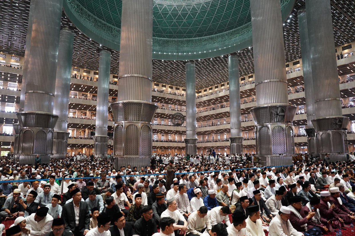 AllahuAkbar AllahuAkbar AllahuAkbar wa lillahilhamd Alhamdulillah sholat idul fitri 1445 H di masjid istiqlal bersama Presiden @jokowi beserta kabinet Indonesia Maju berlangsung khusyuk dan lancar Mari jadikan momen idul fitri untuk memperkokoh persatuan menatap Indonesia Maju.