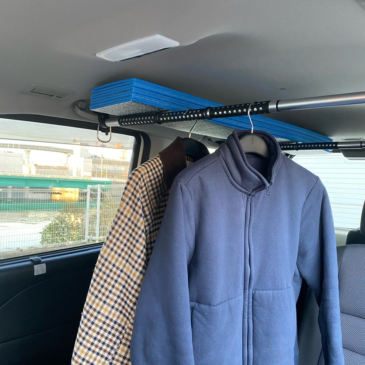 ab_kitayama's tweet photo. オートバックスプライベートブランドAQ.から #新商品 が登場！
車内のアシストグリップ(手すり)に引っ掛けるだけで天井が収納スペースに早変わり✨
荷物が多くなりがちなキャンプ道具や釣り竿を収納することも出来るおすすめの #インテリアバー です！ https://t.co/UUcPKdGA38
