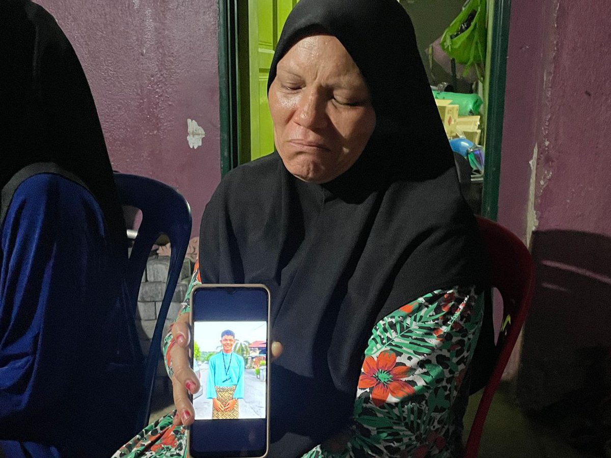 mynewshub's tweet photo. Dua tahun lepas....ibu ini kehilangan seorang anak lelaki pada malam sebelum raya...

Kelmarin...dia kehilangan seorang lagi anaknya ...yakni sehari sebelum hari raya

Kedua-duanya meninggal akibat kemalangan.....

"Orang tak faham kesedihan kami sekeluarga macam mana" katanya https://t.co/rL5Lpvuihd
