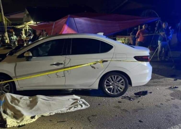 mynewshub's tweet photo. Dua tahun lepas....ibu ini kehilangan seorang anak lelaki pada malam sebelum raya...

Kelmarin...dia kehilangan seorang lagi anaknya ...yakni sehari sebelum hari raya

Kedua-duanya meninggal akibat kemalangan.....

"Orang tak faham kesedihan kami sekeluarga macam mana" katanya https://t.co/rL5Lpvuihd