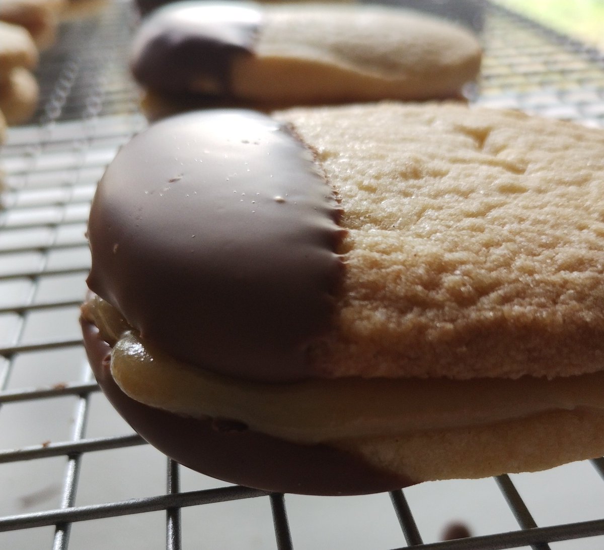 Caramel shortbread biscuits coming up....
rosehartsweets.com/2017/09/19/car…
#earlybiz