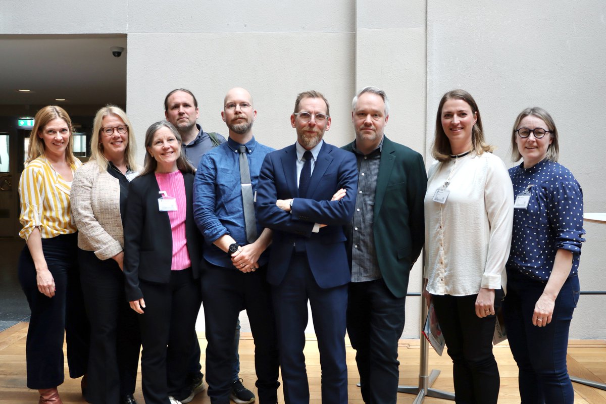 Socialminister @jakobforssmed välkomnade i går åtta forskare och experter till ett rundabordssamtal om hur ökad användning av #digitalamedier och #socialamedier påverkar barns och ungas fysiska och psykiska hälsa. #skärmtid #folkhälsa #hälsa