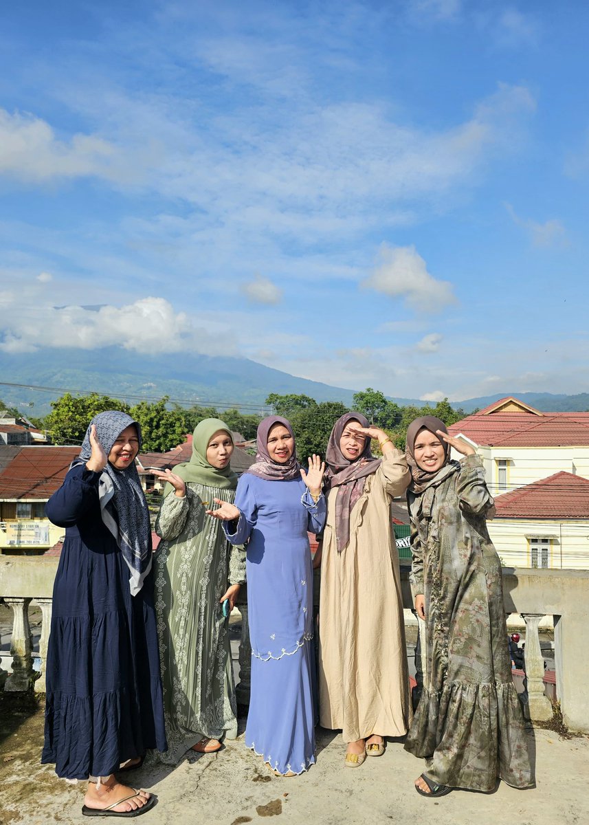 Fatma_IDR24's tweet photo. Time fliea so fast...dulu masih kicik selalu lebaran do Sarolangun...dan 13 tahun yg lalu sudah finally akhirnya lebaran bersama lagi meskipun banyak kurangnya🤍🤍🤍🤍 https://t.co/dHJ9rop4jb