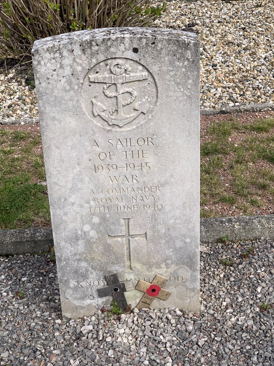 🇬🇧 Saint-Georges-d’Oléron (Charente-Maritime). On y recense 17 tombes de soldats britanniques morts le 17 juin 1940 dans le naufrage du Lancastria le 17 juin 1940, au large de Saint-Nazaire, après une attaque de l’aviation allemande. Dix de ces soldats ne sont pas identifiés 
1/