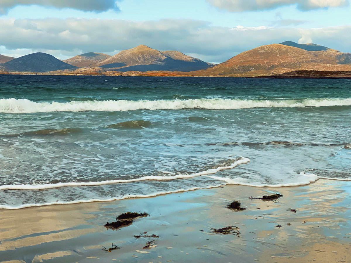 Nearing sunset at Luskentyre on the Isle of Harris 🌅🌊 #scottishislands #scotland #sunset @VisitScotland @OuterHebs