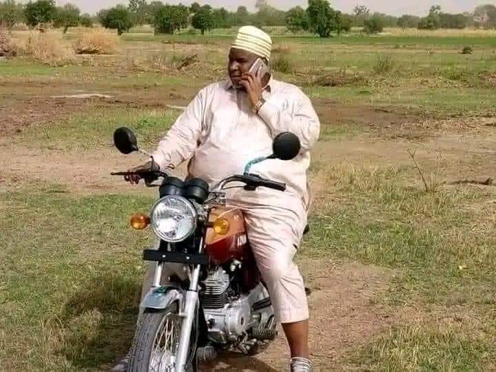 THIS IS ALHAJI ABDULMUNAF YUNUSA He has six 6 Aeroplanes including 2 Boeing 747. (Biggest Aeroplanes in the World) ✓ He owns 1 University in Kano ✓ He is a multi Billionaire ✓ He owns over 50 filling stations across Nigeria. This picture was taken in one of his farms in Kano.…