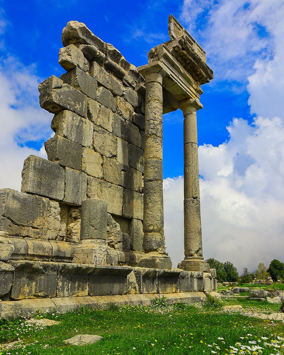 JessicaRahhal's tweet photo. The ruins of a Roman temple, comprised in an enclosure 95m long and 50 wide with a monumental doorway still held up by the wall of imposing stones.
#lebanon #chasingstories #stories #mashnaqa #romantemple https://t.co/CR1tzngKkG