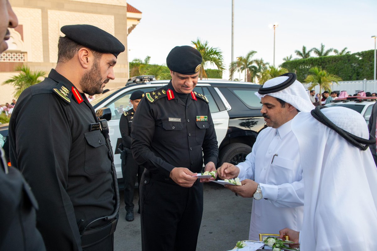 makkahregion's tweet photo. تحمل عبارات تهنئة من أمير منطقة مكة #خالد_الفيصل ونائبه الأمير #سعود_بن_مشعل_بن_عبدالعزيز 
.. #إمارة_مكة توزع هدايا معايدة لعددٍ من رجال الأمن الذين يؤدون مهام عملهم ميدانيًا أول أيام عيد الفطر المبارك، تقديرًا لما يبذلونه من أعمال وخدمات جليلة https://t.co/o0gY6jR3PT
