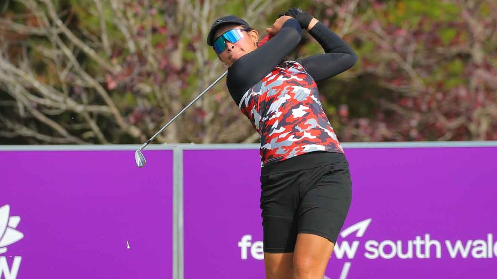 “Flatten it like a pancake.” Elmay Viking's approach to sand greens has paid off, her 4-under 67 leading the #WorldSandGreens Championship by 2 at Walcha Golf Club. Rd 1 wrap: bit.ly/3U95YB1 Rd 1 scores: bit.ly/3xvWp6g