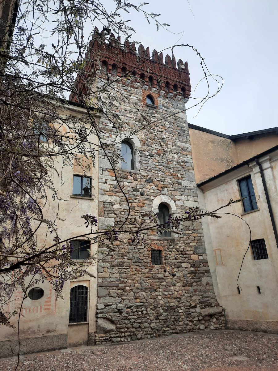 Buongiorno! La foto di questa mattina è la torre del castello di Masnago, Varese