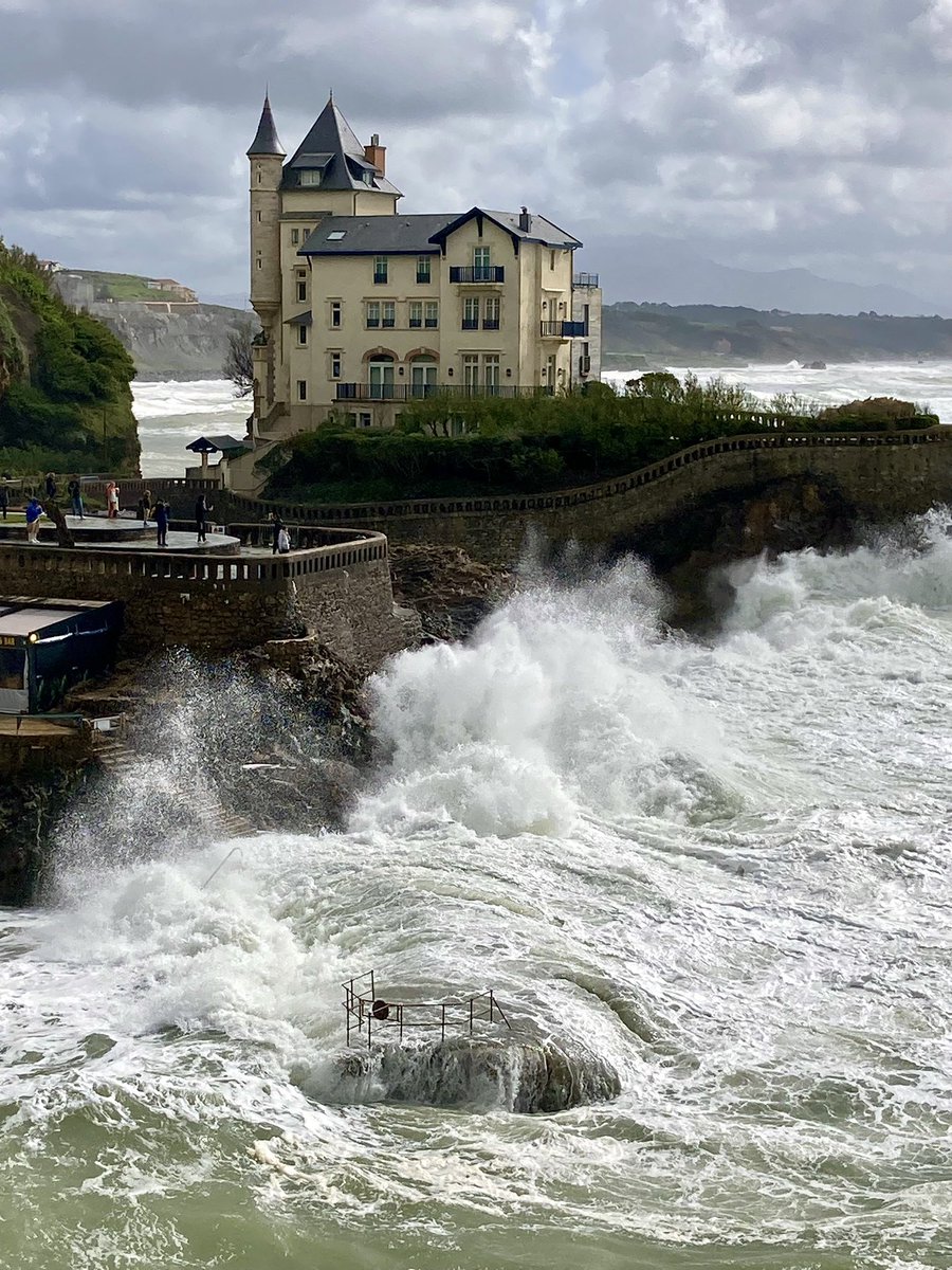 Bonjour ! Je vous laisse : j’ai séance d’embruns à #Biarritz ! Bonne journée ! 🤩🤩🤩🤩🤩 #PaysBasque #CoteBasque