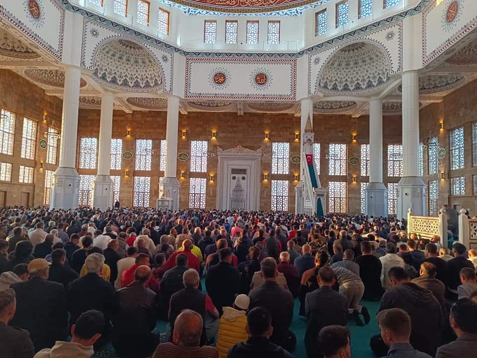 Ramazan Bayramı Antalya'da coşkuyla idrak ediliyor.
Ramazan Bayramı'nın ilk günü bayram namazında camilere akın eden vatandaşlar, birbirleriyle bayramlaştı.
Antalya protokolü bayram namazı için Akdeniz Üniversitesi Cami'nde buluştu.