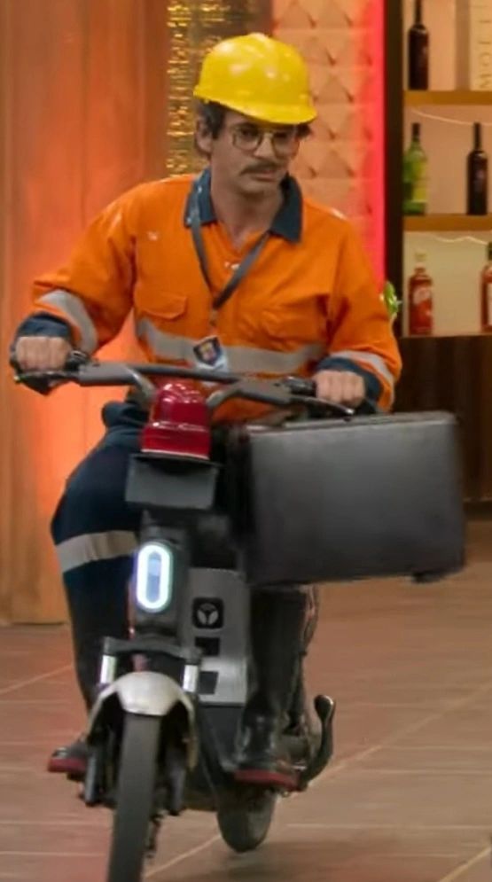 Here's to the most electrifying entry of all time! ⚡ We hope no #Yulu's were harmed in the making of this video. Haha😋 Courtesy: @NetflixIndia @TheKapilSShow