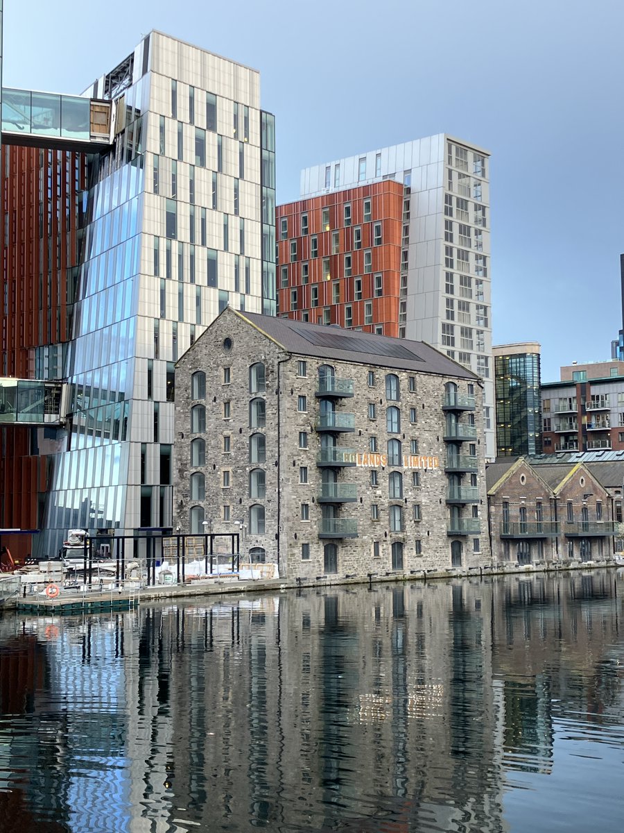 Último día en Dublín recorriendo los #Docklands, también llamados Silicon Docks por albergar oficinas de Amazon, Google y otros gigantes tecnológicos. Un barrio portuario saneado, lleno de yuppies y, evidentemente, gentrificado. En algunos rincones, a veces, algo de su pasado.