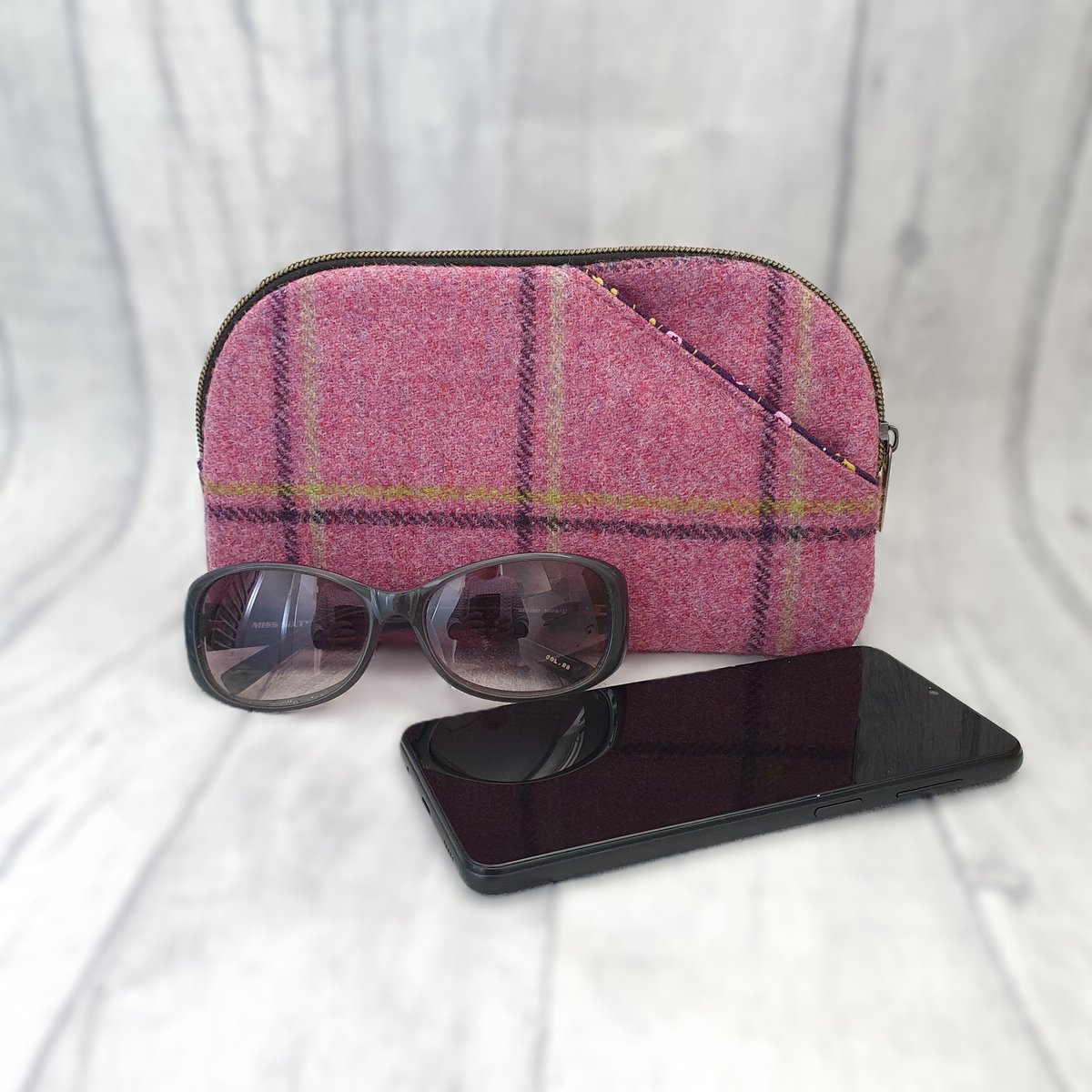 KentHandmade's tweet photo. Something brand new has just landed in my Etsy shop! This pretty wristlet bag packs it all in with pockets and card slots. Pop on over and take a look🩷
https://t.co/KJceljTkoi
#MHHSBD #EarlyBiz https://t.co/ddWfkWGhoj