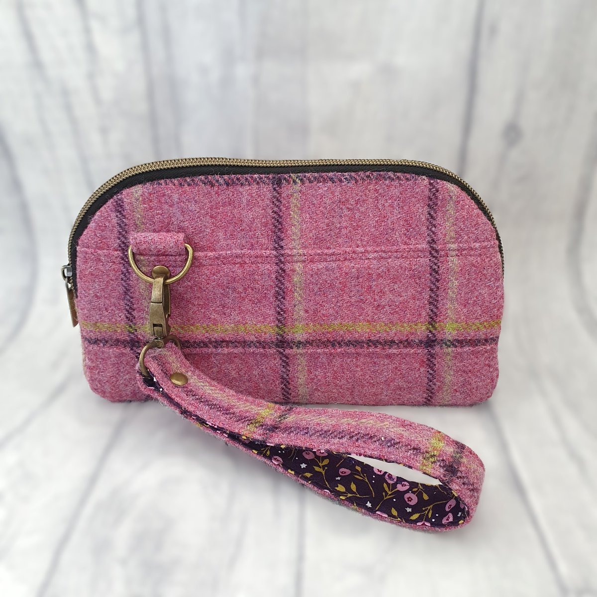 Something brand new has just landed in my Etsy shop! This pretty wristlet bag packs it all in with pockets and card slots. Pop on over and take a look🩷
kittykenthandmade.etsy.com
#MHHSBD #EarlyBiz