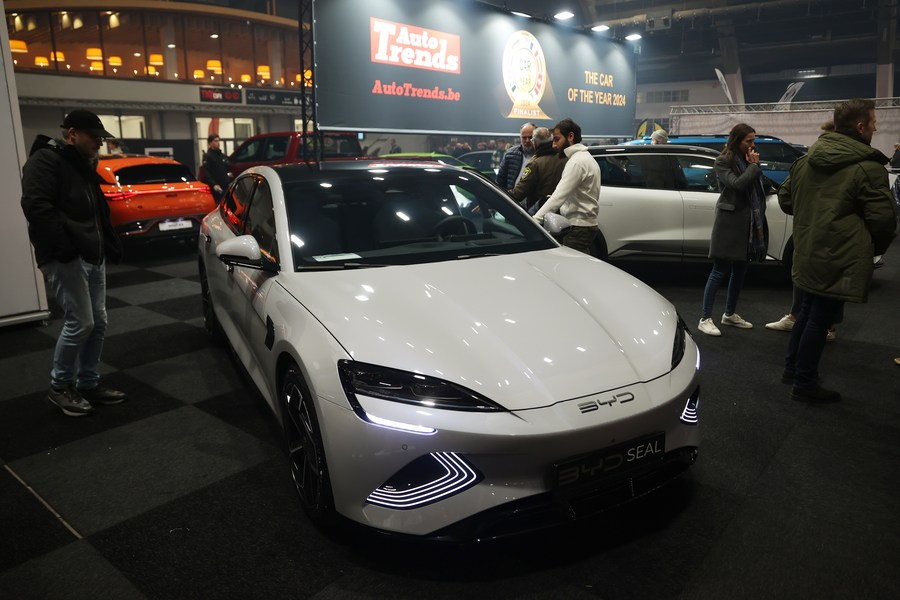 【一季度中國汽車產銷量均超660萬輛】中國汽車工業協會10日發布的信息顯示，2024年一季度，中國汽車產銷量分別完成660.6萬輛和672萬輛，同比分別增長6.4%和10.6%，實現一季度開門紅。新能源汽車產銷量分別完成211.5萬輛和209萬輛，同比分別增長28.2%和31.8%。其中，出口30.7萬輛，同比增長23.8%。