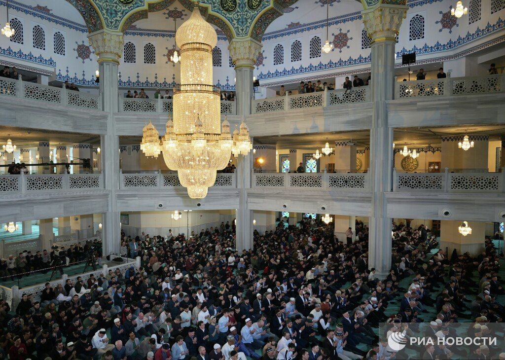 Footage from the celebration of #EidalAdha in #Moscow.

 #Putin congratulated Muslims in a letter and wished them health, success and all the best.

-DDGeopolitics