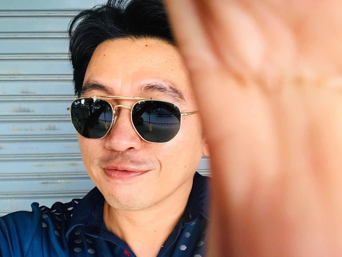 แอบเก็บความในใจไว้ภายในแว่นเรย์แบนสีดำ ไม่ให้ใครรู้ว่าข้างในนั้นฉันนั้นแอบซ่อนน้ำตา 🎶