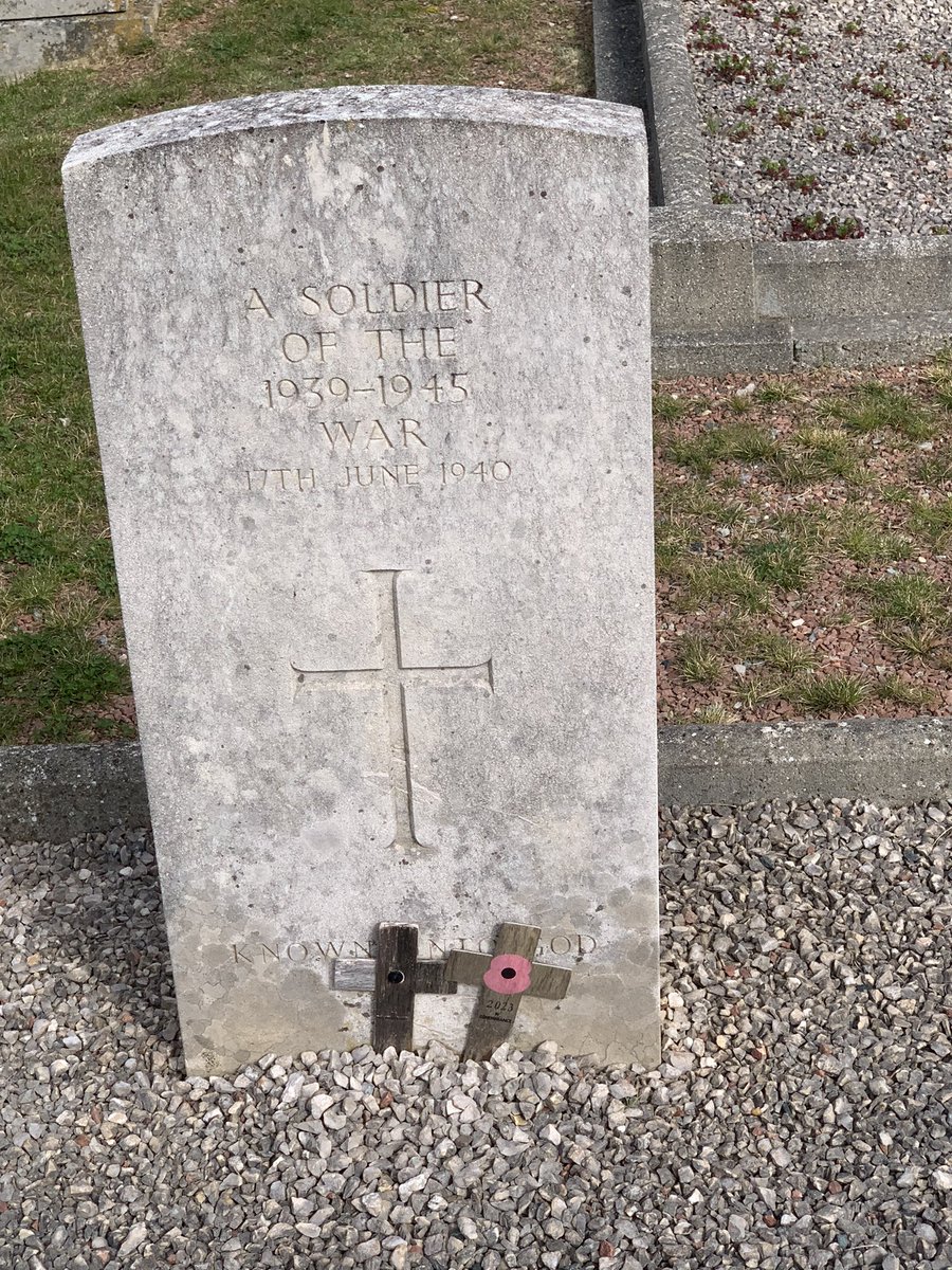 4/ 🇬🇧 Saint-Georges-d’Oléron (Charente-Maritime). Tombes de soldats britanniques tués dans le naufrage du Lancastria le 17 juin 1940 au large de Saint-Nazaire. 
cc @CWGC