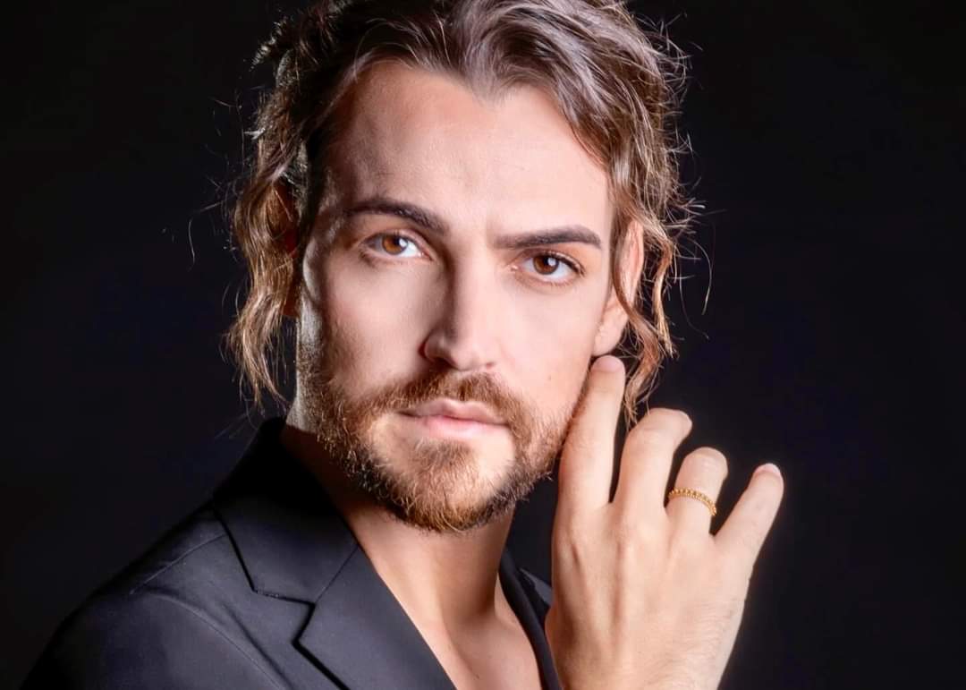 lina_palmese's tweet photo. Buon compleanno @Valerio_Scanu 🥂🍾🎂❤️😘 https://t.co/dCVoxqzUZm
